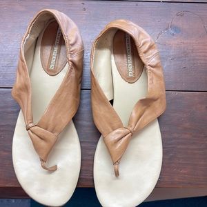 Vera wang lavender leather tan thongs size 7 1/2